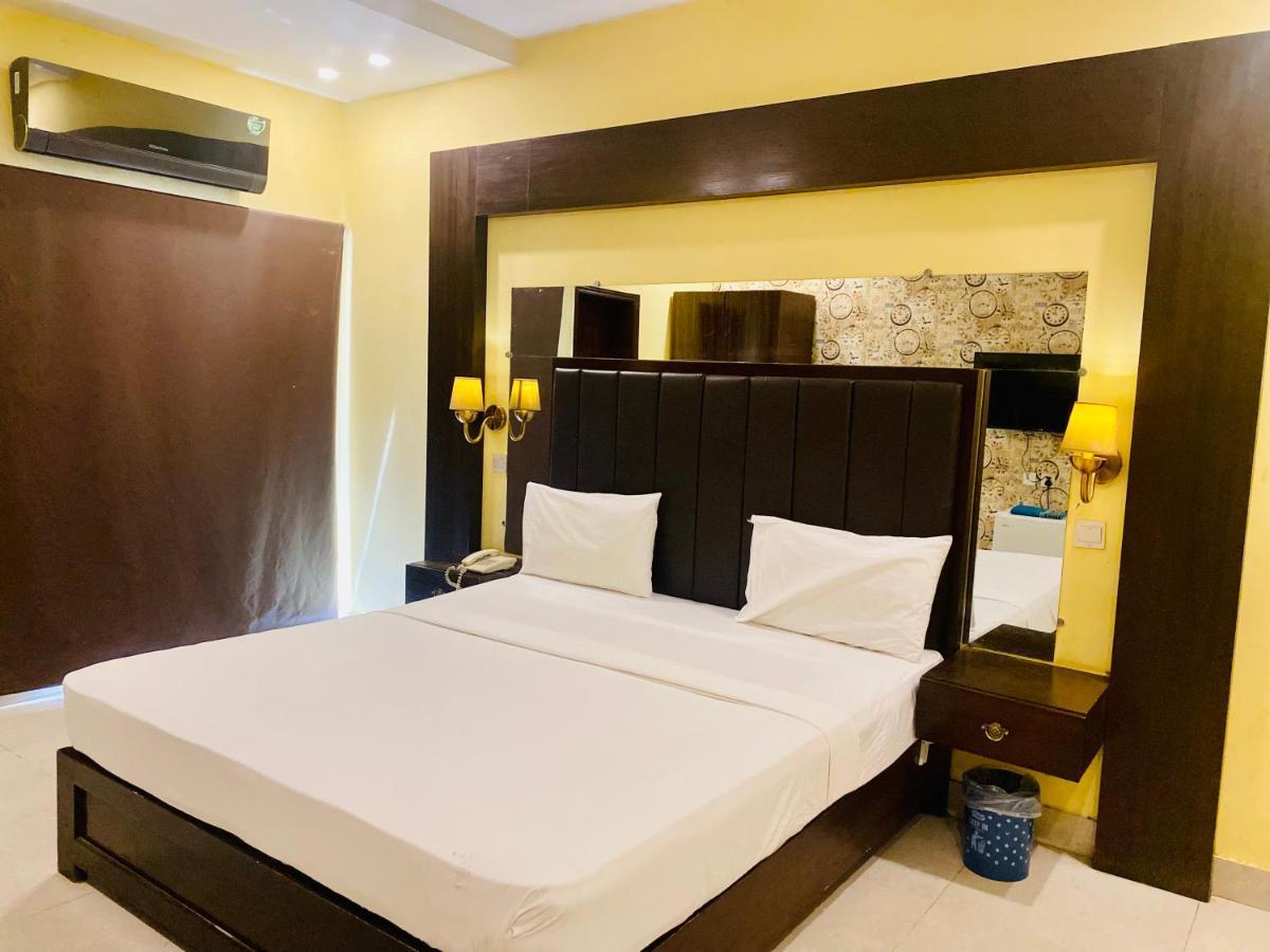 Hotel Royal One มุลตาน ภายนอก รูปภาพ
